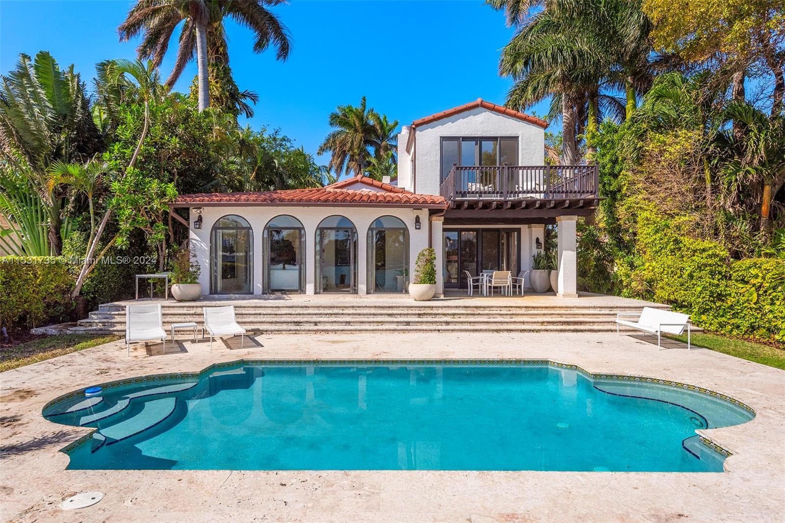 Single-family home en 527 E Dilido Dr, Miami Beach — foto 1