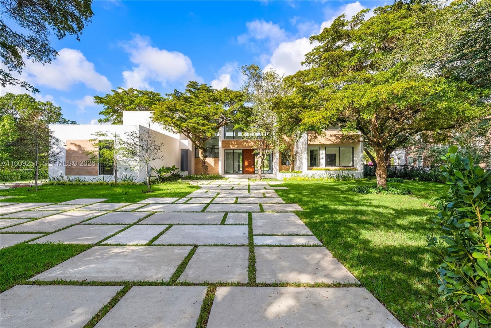 Single-family home at 6675 SW 96th St, Pinecrest — photo 2