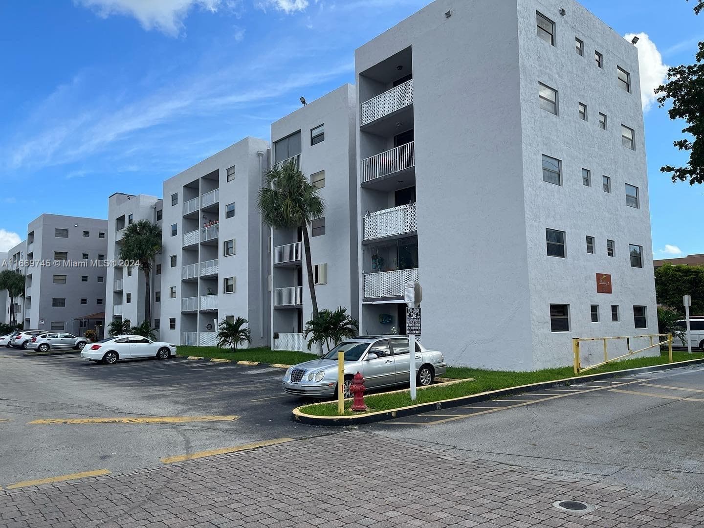 Condo en 8075 NW 7th St, Miami — foto 1