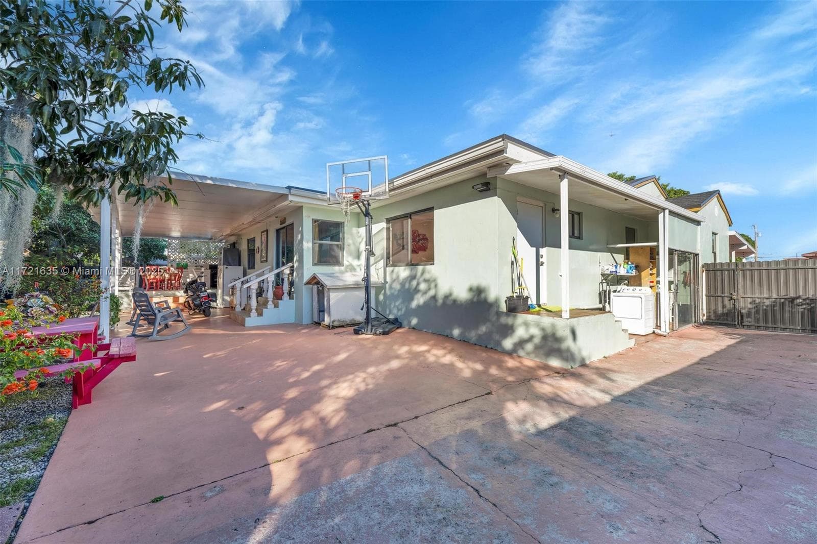 Single-family home at 462 E 39th St, Hialeah — photo 2