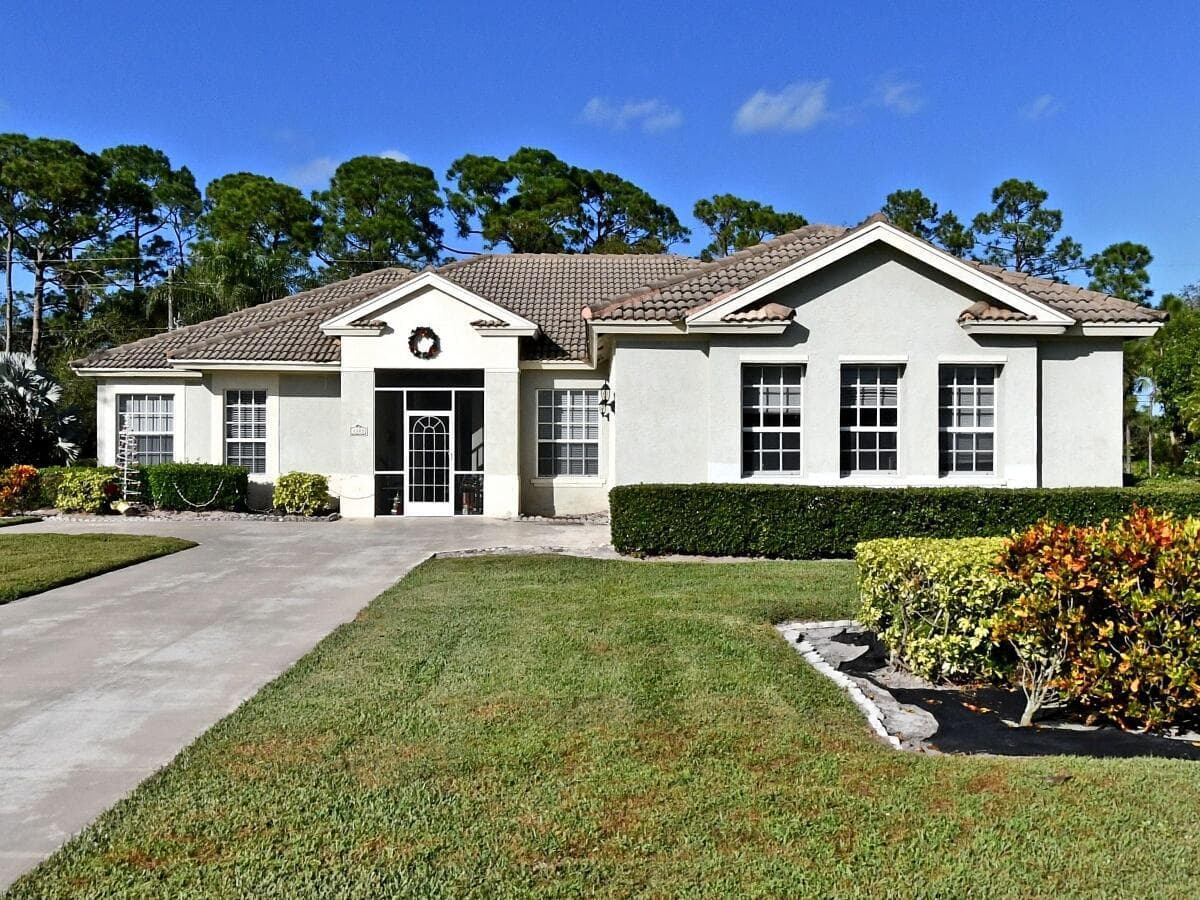 Single-family home at 3305 Bent Pine Drive, Fort Pierce, FL