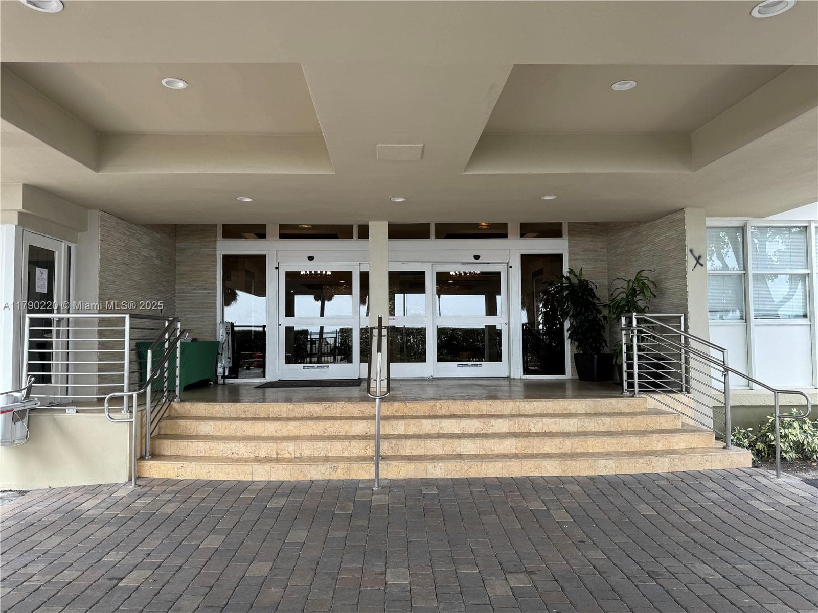 Condo at 1420 Brickell Bay Dr, Miami — photo 2