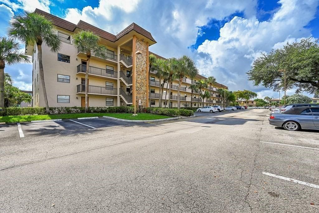 Condo at 6095 N Sabal Palm Boulevard, Tamarac, FL