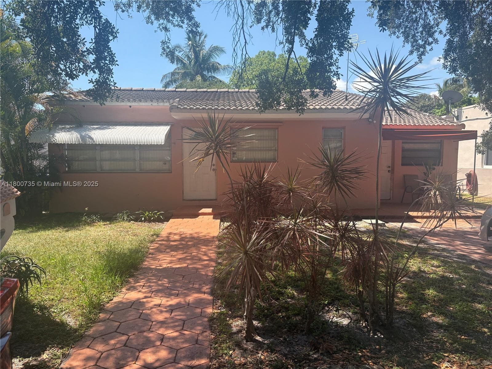 Single-family home at 2530 Washington St, Hollywood, FL