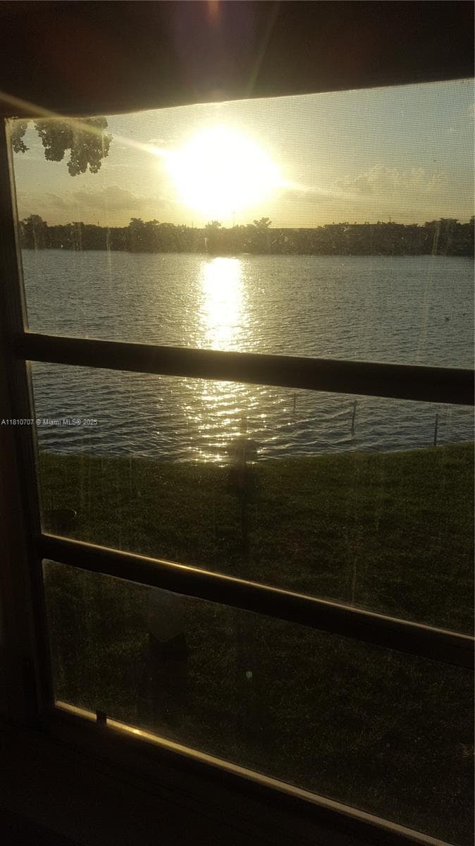Condo en 19080 NE 3rd Ct, Miami — foto 1