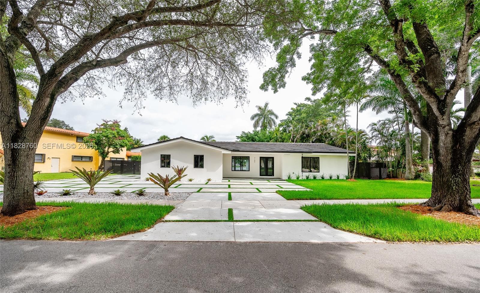 Single-family home at 7101 E Troon Cir, Miami Lakes — photo 1