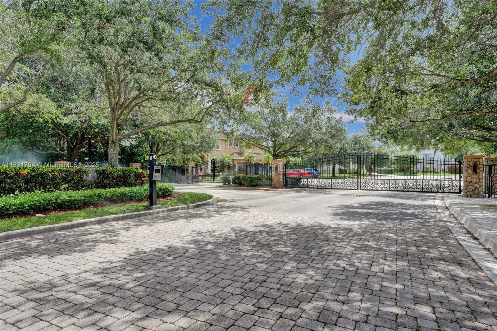 Single-family home at 11056 Blackhawk Blvd, Davie — photo 3
