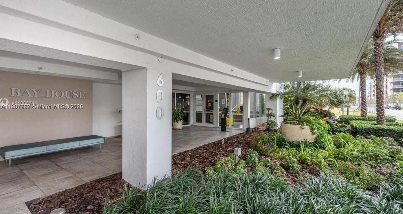 Condo at 600 NE 27th St, Miami — photo 2