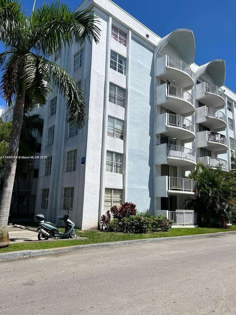 Condo at 498 NW 165th St Rd, Miami, FL