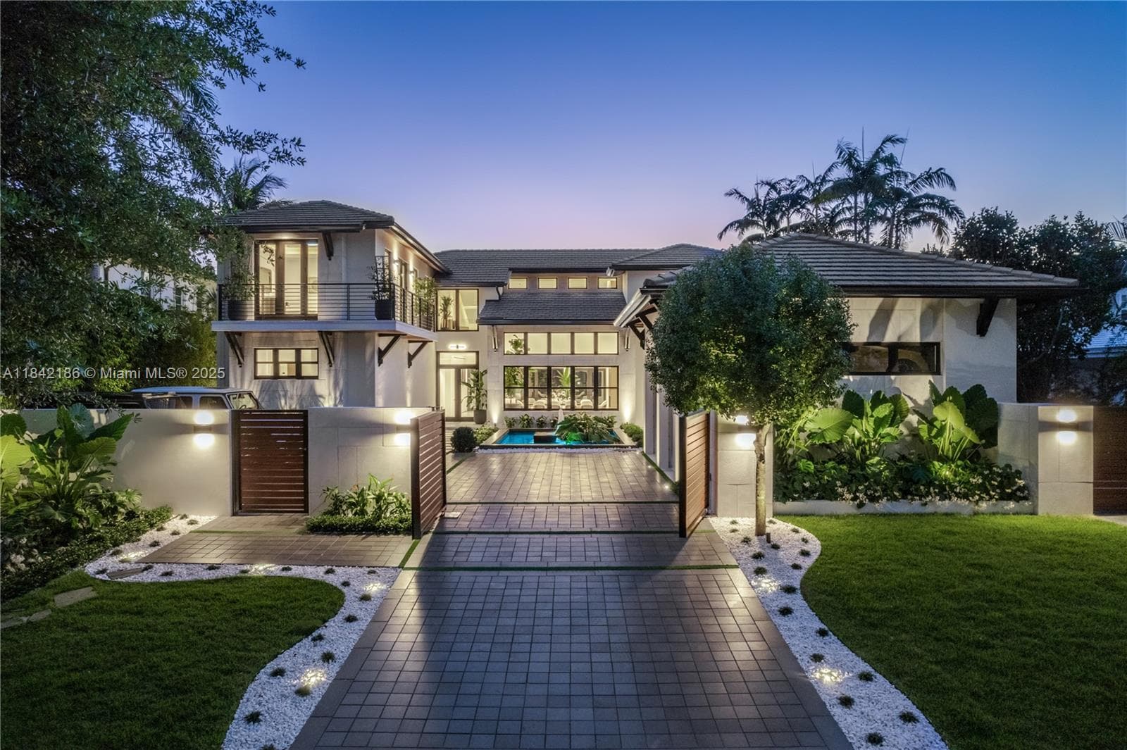 Single-family home at 4241 Palm Ln, Miami — photo 3