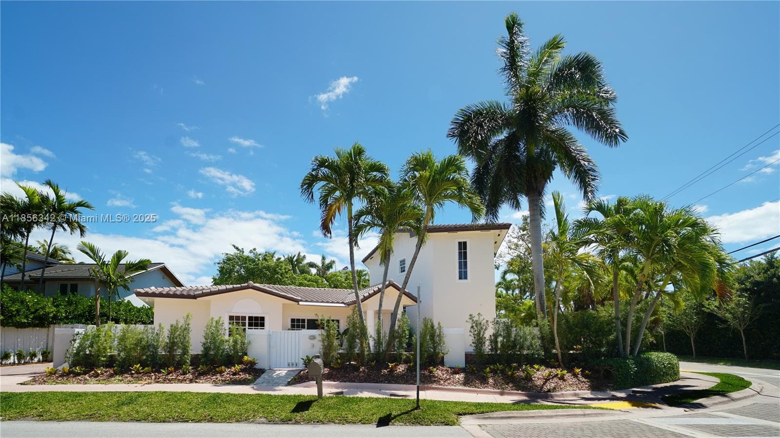 Single-family home at 691 Ridgewood Rd, Key Biscayne, FL