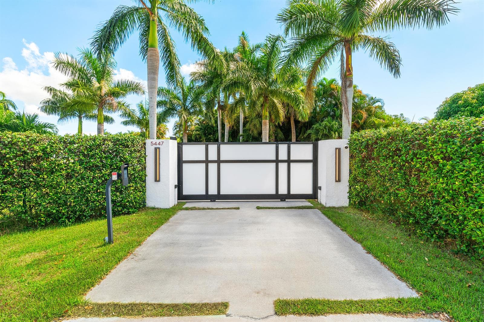 Single-family home at 5447 Center Street, Jupiter, FL