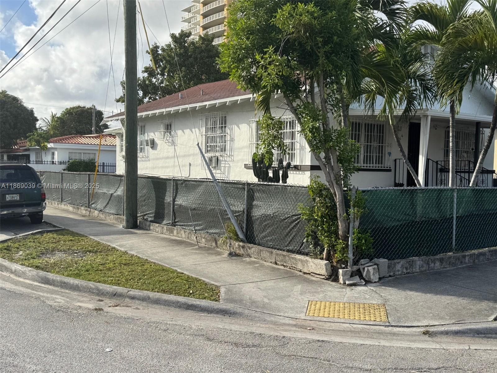 Single-family home at 844 SW 8th Ct, Miami — photo 3