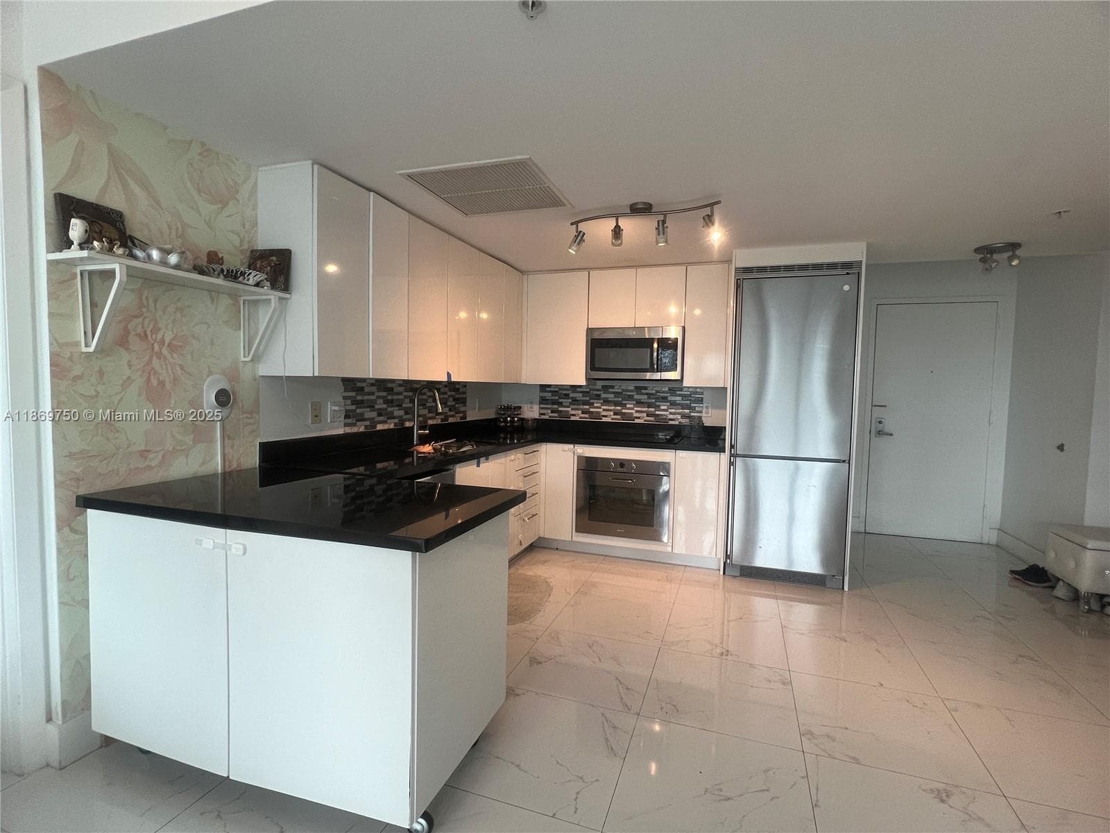 Condo at 92 SW 3rd St, Miami — photo 3