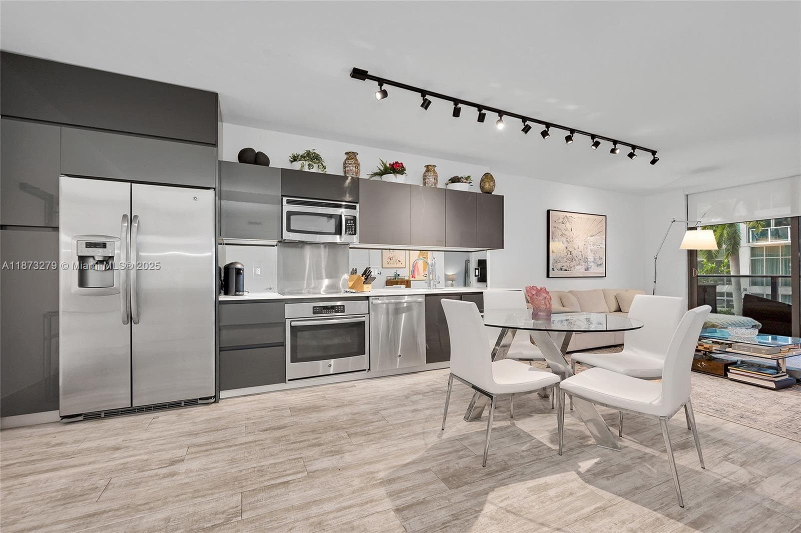 Condo at 31 SE 6th St, Miami — photo 3