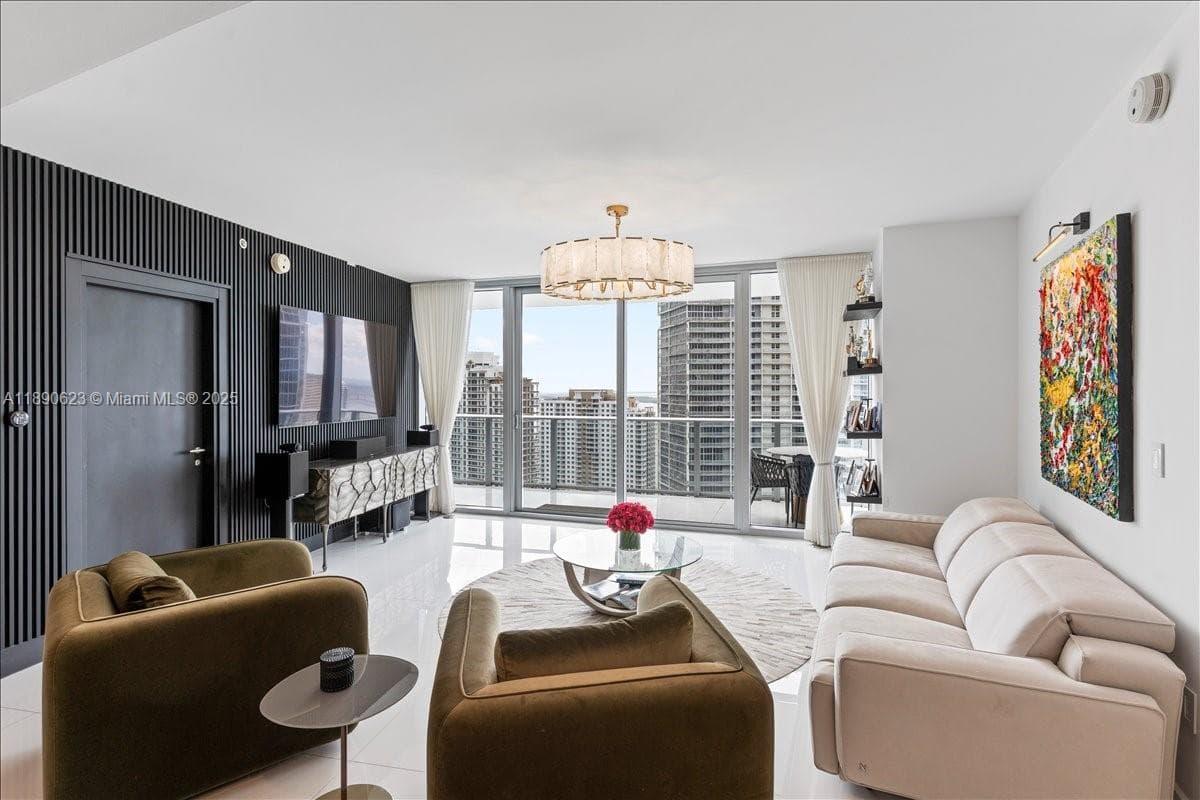 Condo at 200 Biscayne Boulevard Way, Miami — photo 1