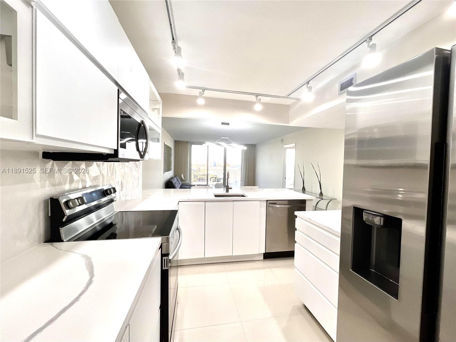 Condo at 800 SE 20th Ave, Deerfield Beach — photo 2