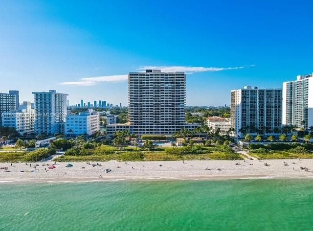 Condo at 2555 Collins Ave, Miami Beach — photo 1