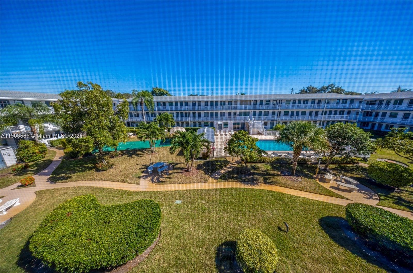 Co-op at 15610 NE 6th Ave, Miami — photo 1