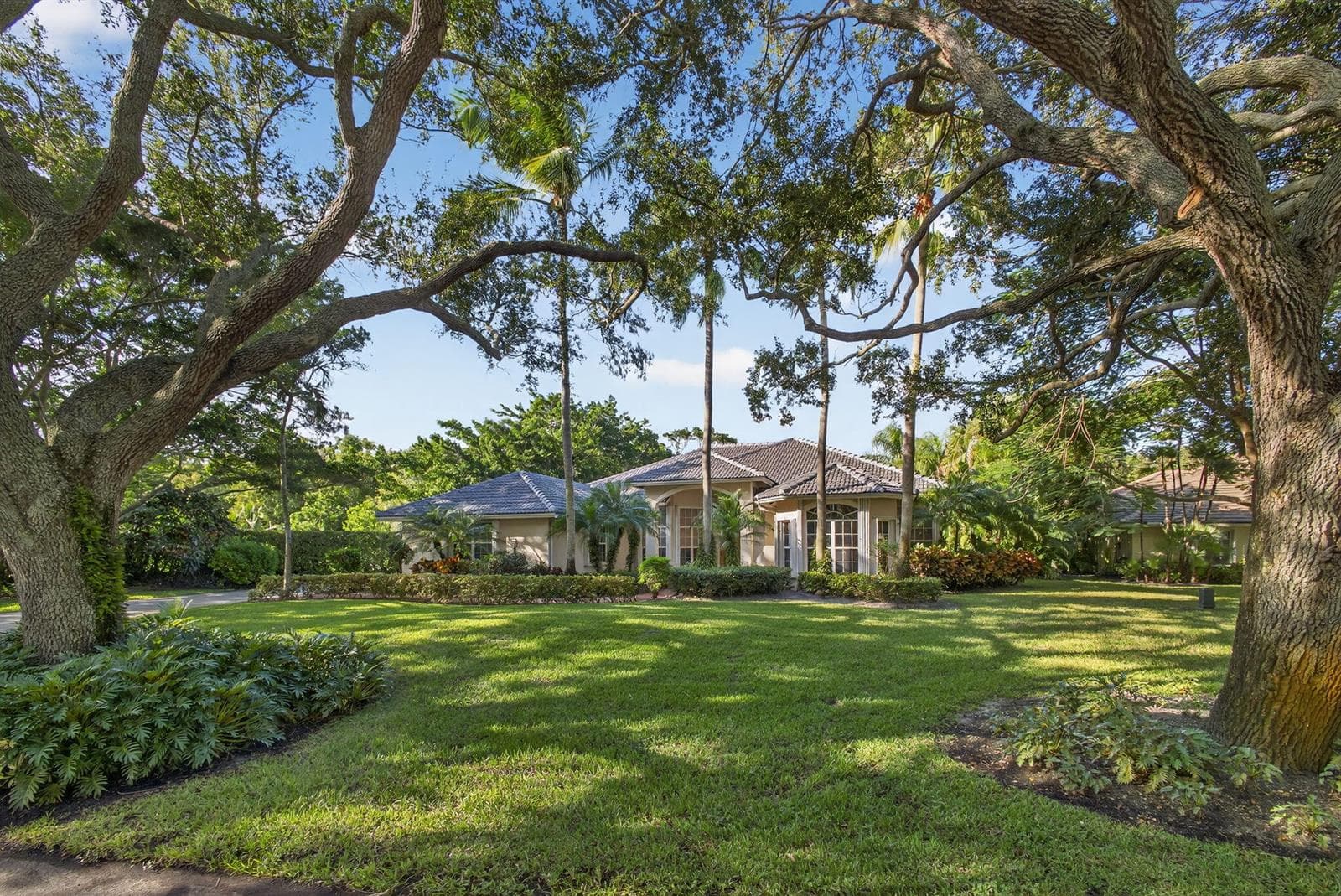 Single-family home at 9923 SE Oak Tree Terrace, Tequesta, FL