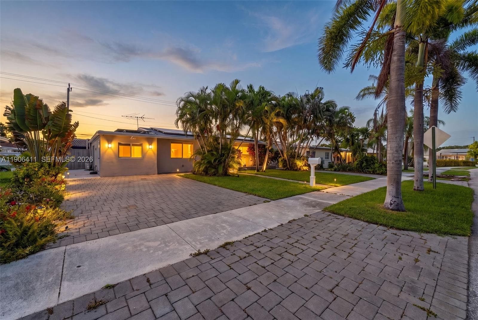 Single-family home at 717 SE 2nd St, Deerfield Beach — photo 2