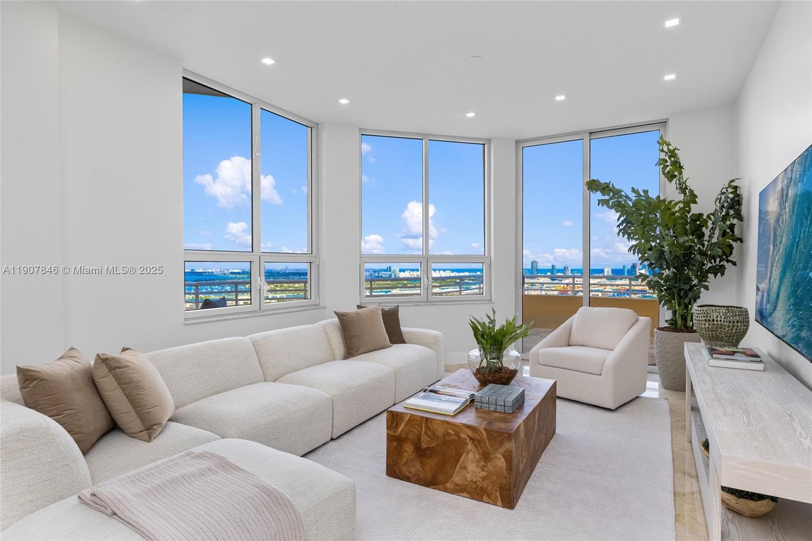 Condo at 808 Brickell Key Dr, Miami — photo 2