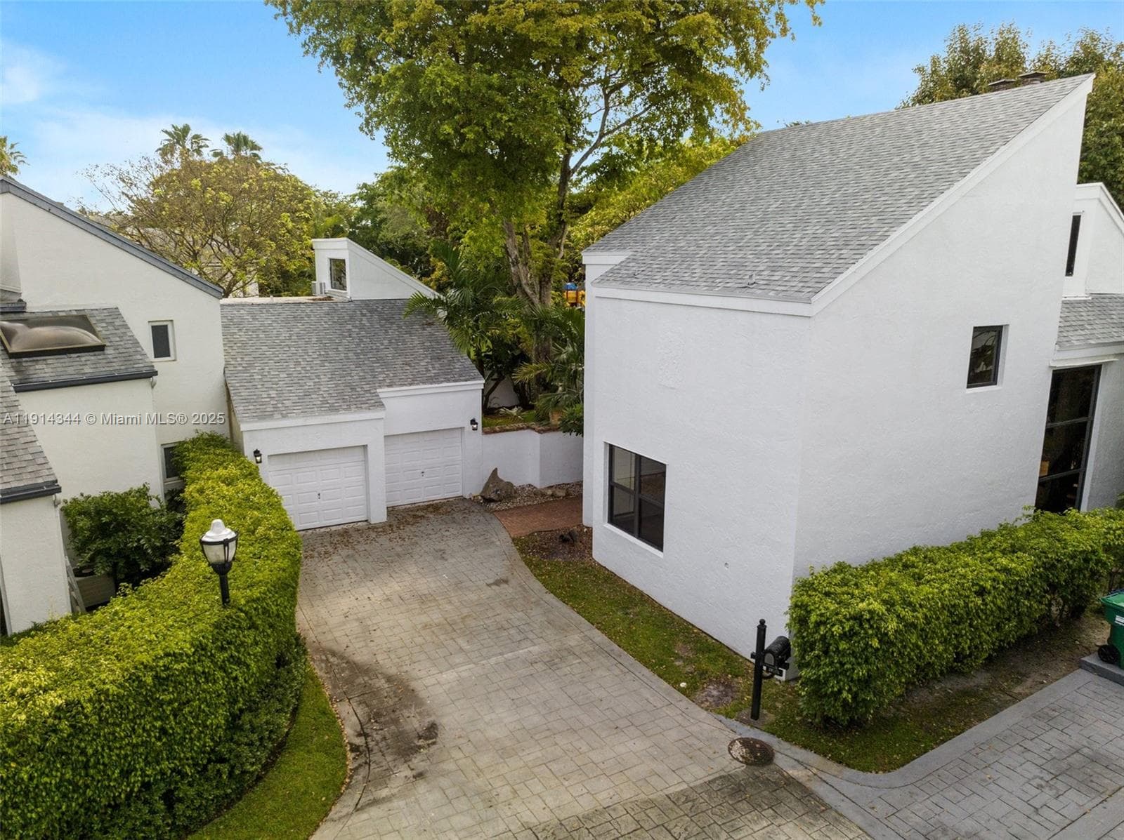Single-family home at 20215 W Oak Haven Cir, Miami, FL