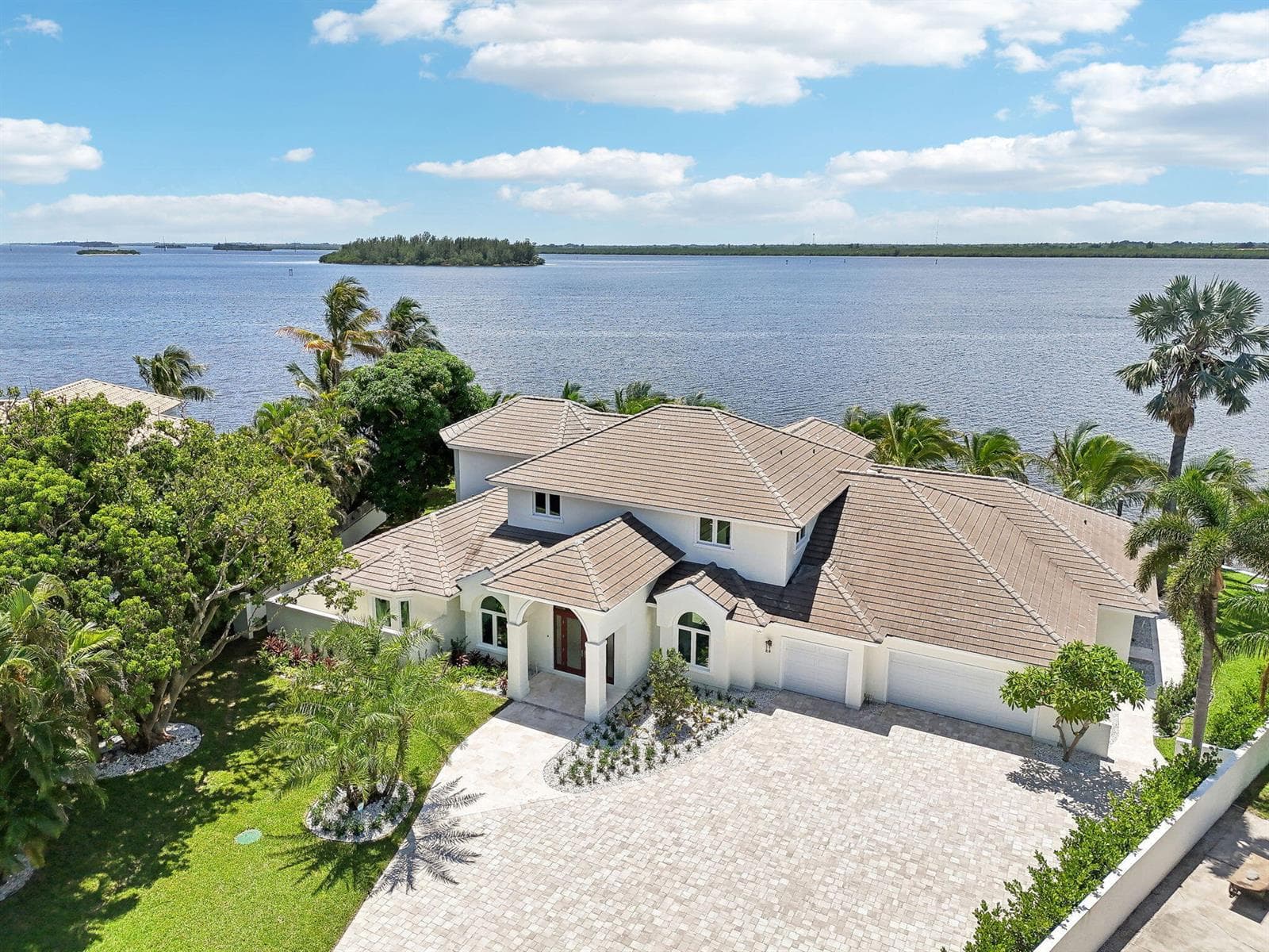 Single-family home at 526 Point Lane, Vero Beach, FL