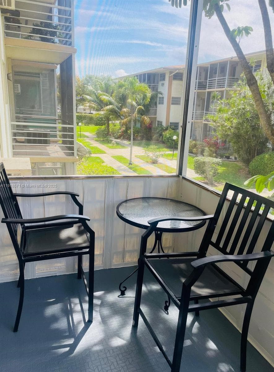 Co-op at 1355 NE 167th St, Miami, FL