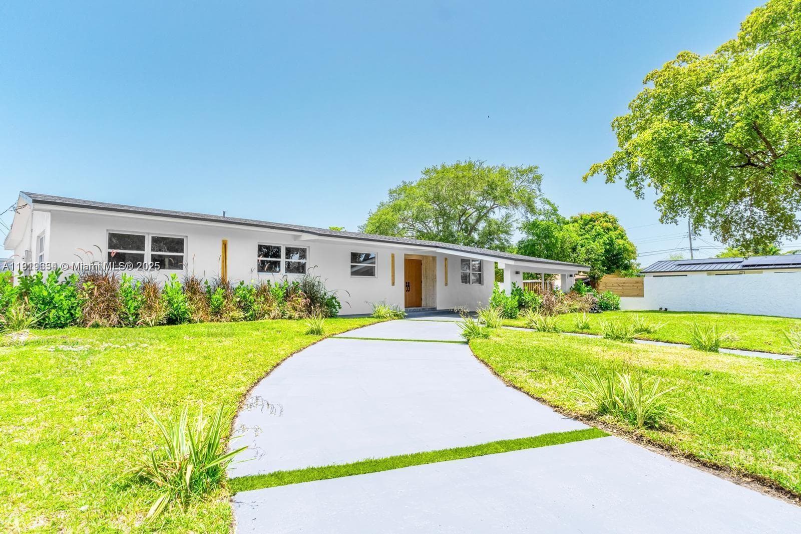 Single-family home at 19661 NE 10th Pl, Miami, FL