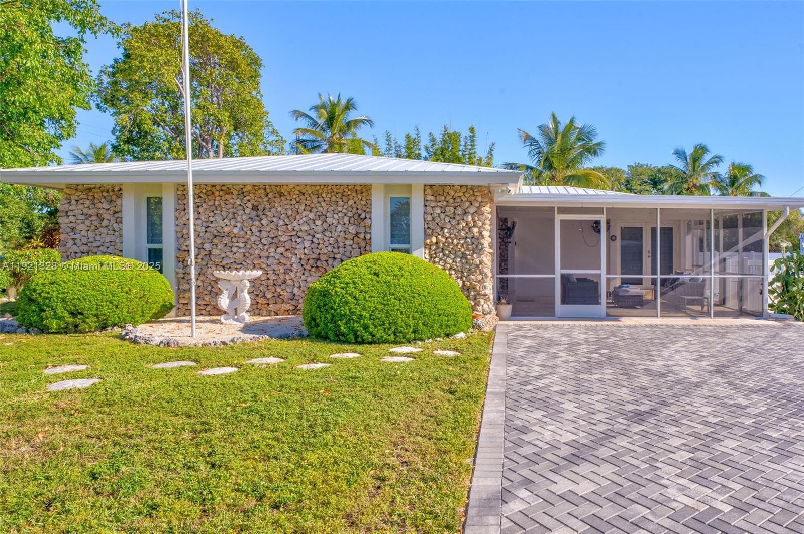Single-family home at 222 2nd Rd, Key Largo — photo 2
