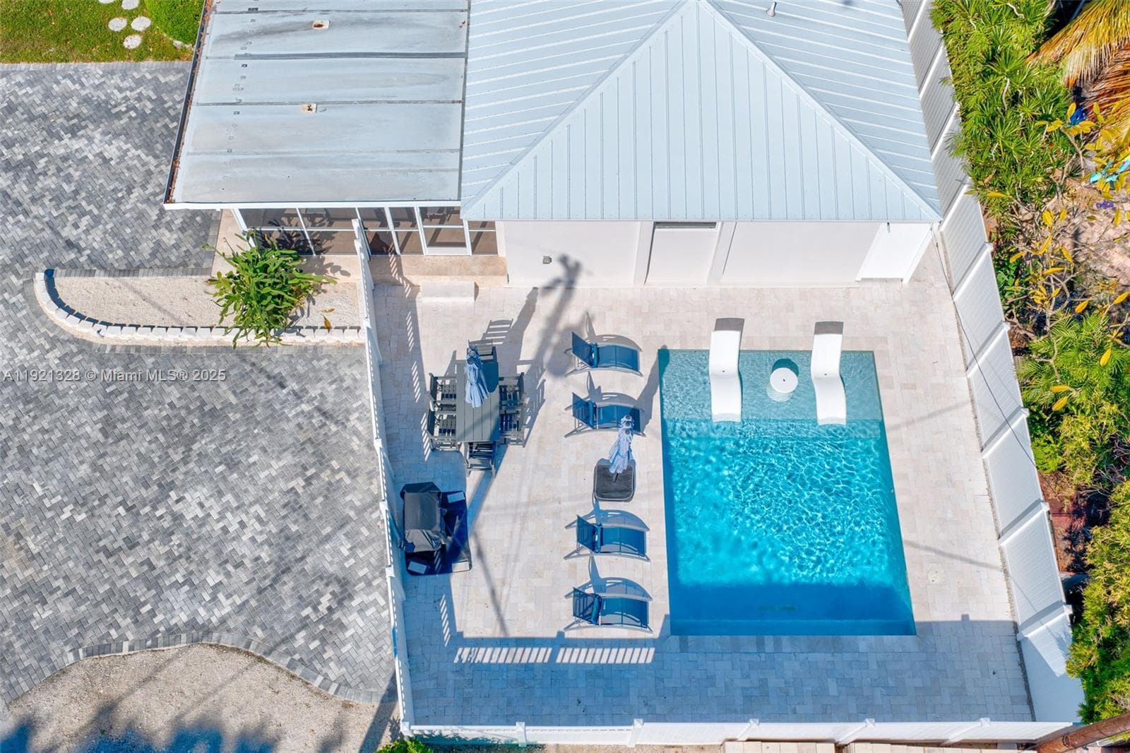 Single-family home at 222 2nd Rd, Key Largo, FL