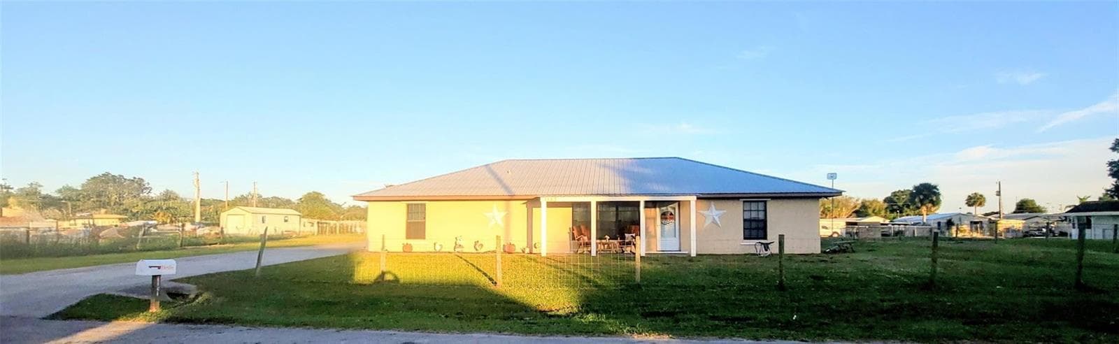 Single-family home at 1153 Jerdik Drive, Moore Haven, FL