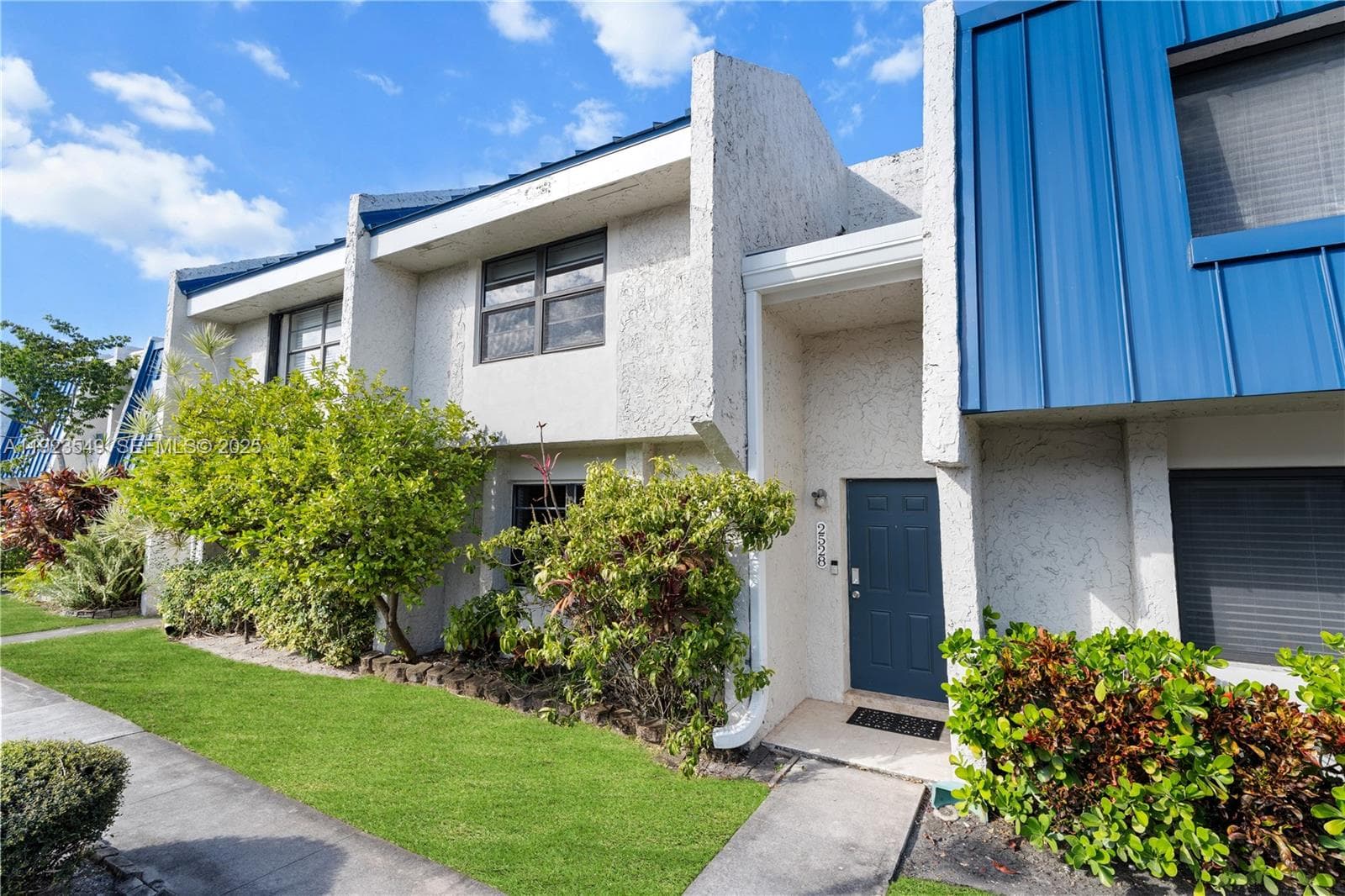 Townhouse at 2528 N 38 Ave, Hollywood, FL