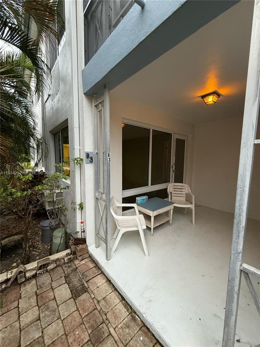 Co-op at 3201 SE 12th St, Pompano Beach, FL