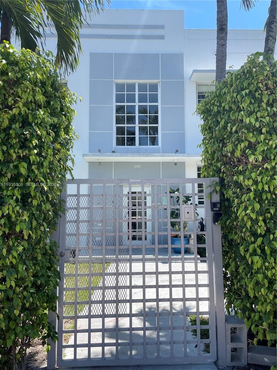 Condo at 600 15th St, Miami Beach — photo 1
