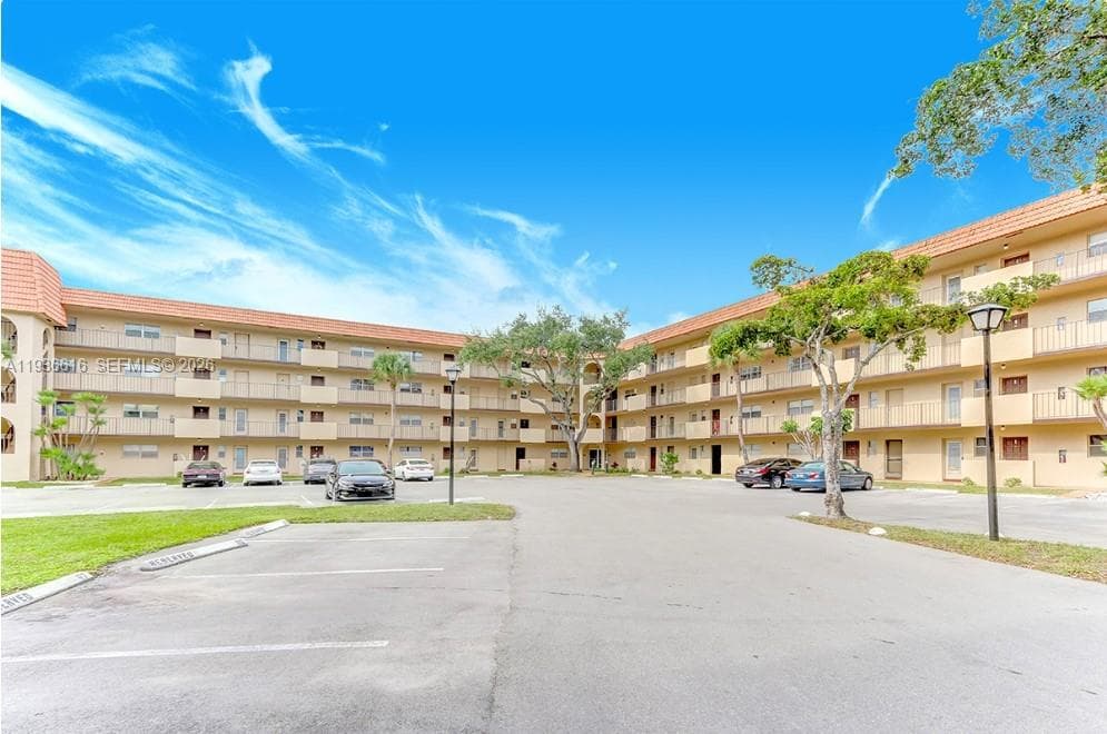 Condo at 6301 N Falls Cir Dr, Lauderhill, FL