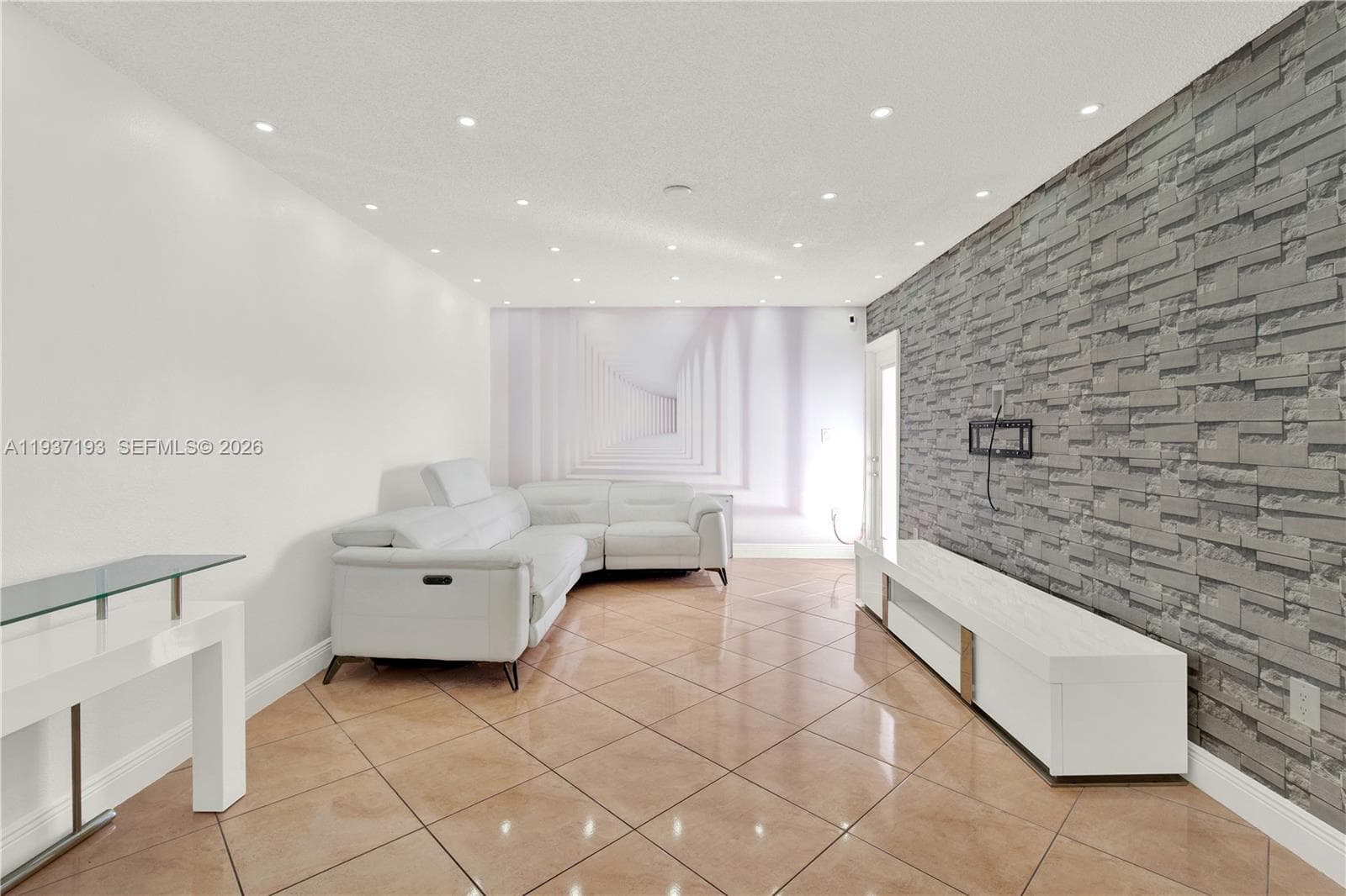 Condo at 5665 W 20th Ave, Hialeah — photo 2