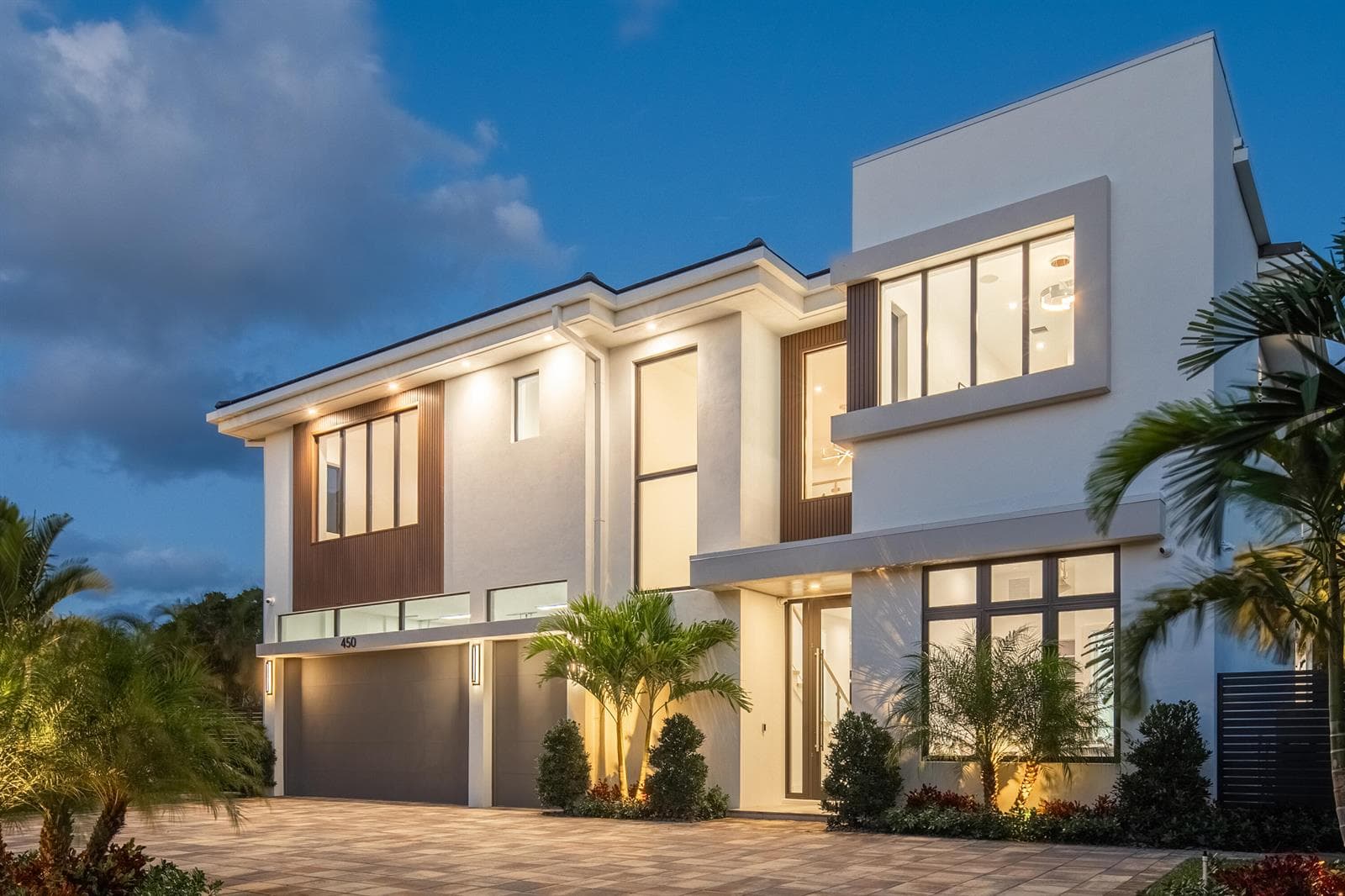 Single-family home at 450 NE Spanish Court, Boca Raton, FL
