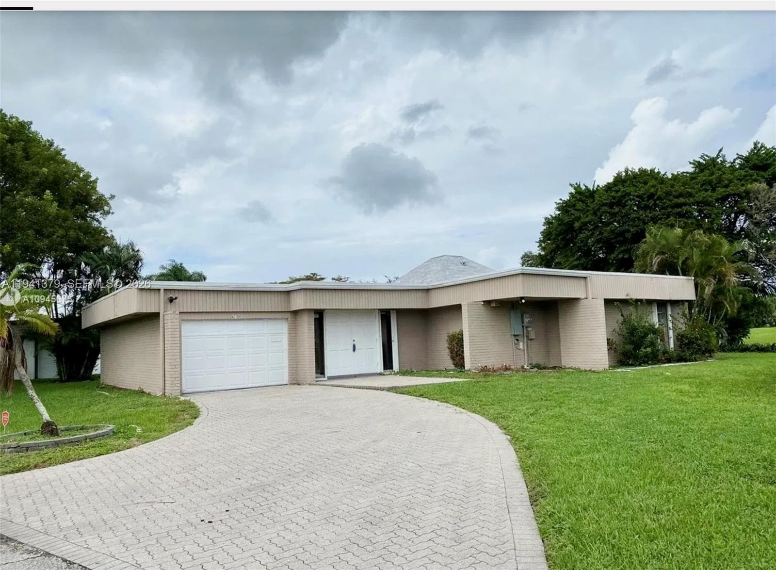 Single-family home at 6105 Royal Poinciana Ln, Tamarac, FL