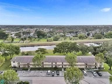 Condo at 7610 NW 1st St, Margate, FL