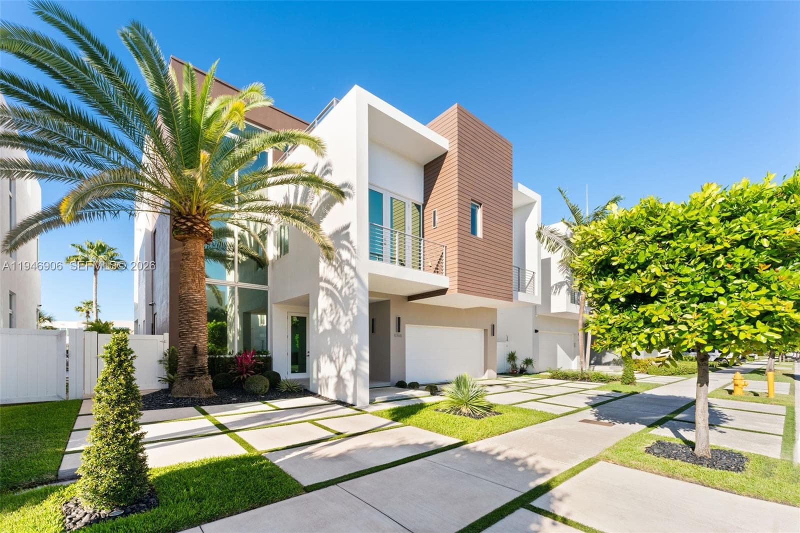 Single-family home at 10561 NW 67th Ter, Doral, FL