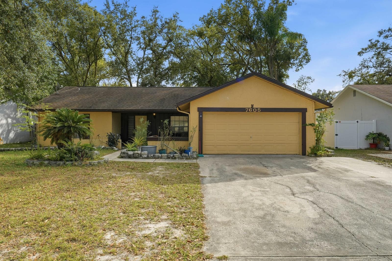Single-family home at 7605 N Sanibel Circle, Tampa, FL