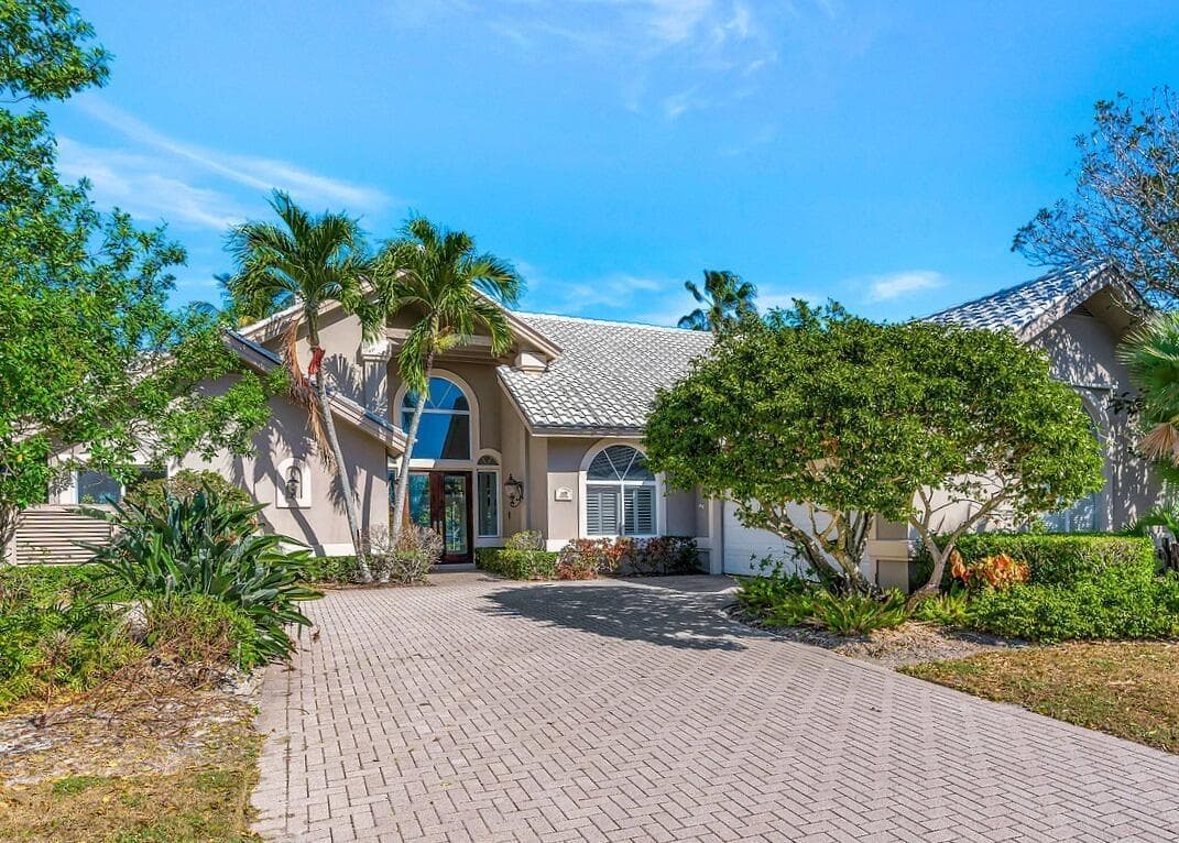 Single-family home at 115 Olympus Way, Jupiter, FL