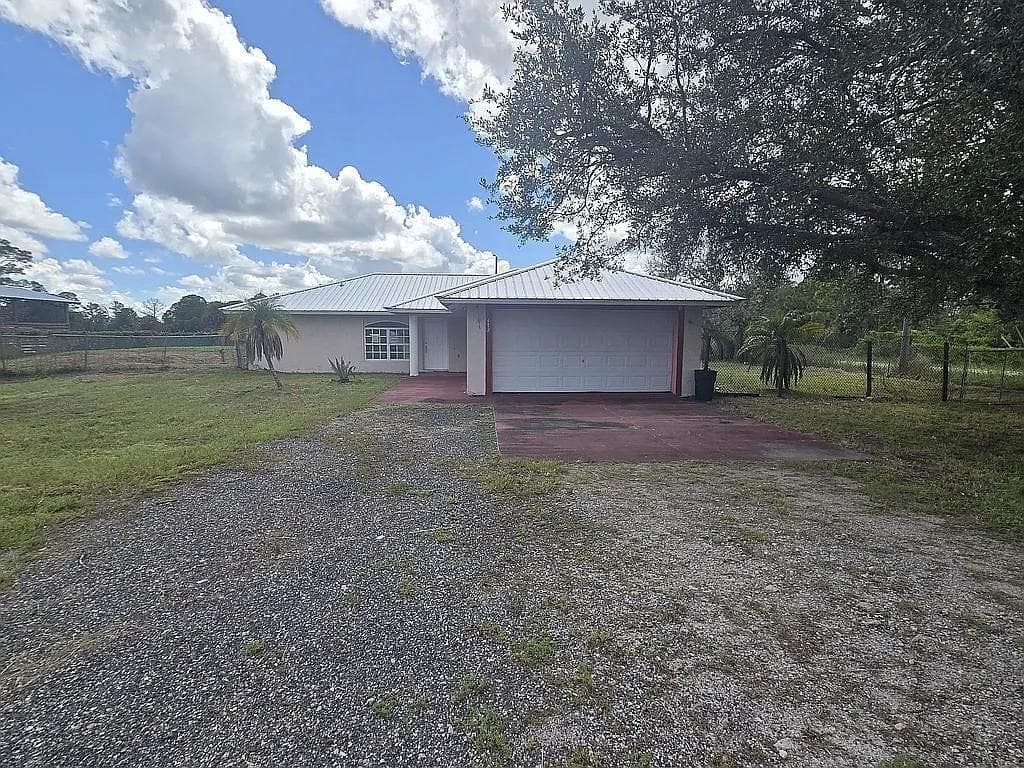 Single-family home at 472 Avenida Del Sur, Clewiston, FL