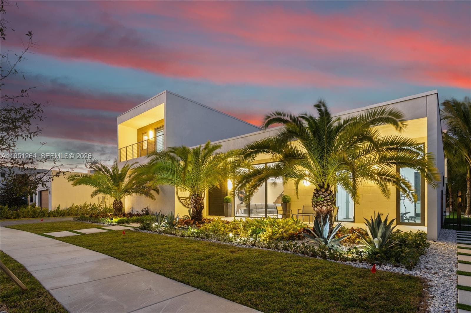 Single-family home at 16773 S Botaniko Dr S, Weston, FL
