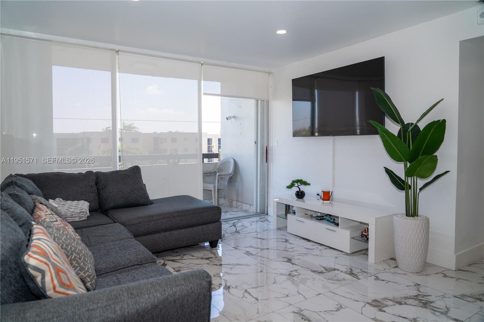 Condo at 854 NW 87th Ave, Miami — photo 2
