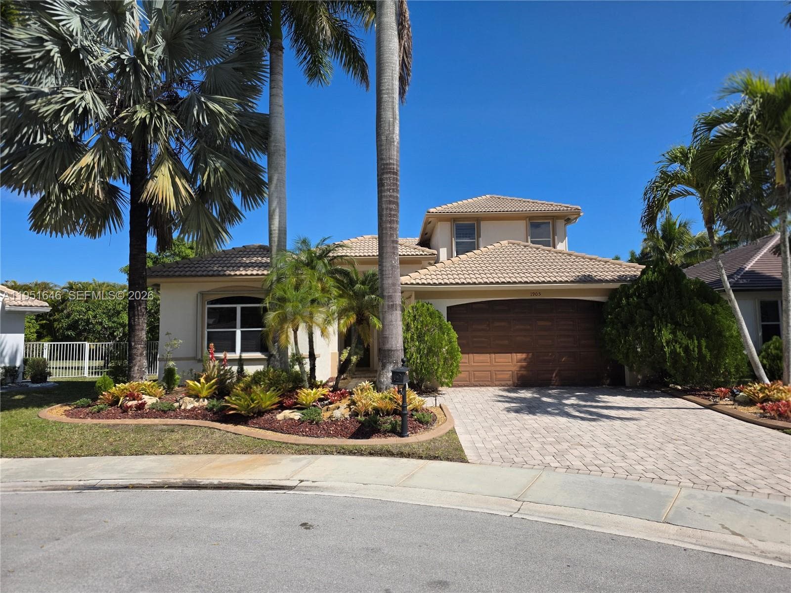 Single-family home at 1905 Harbor View Cir, Weston, FL