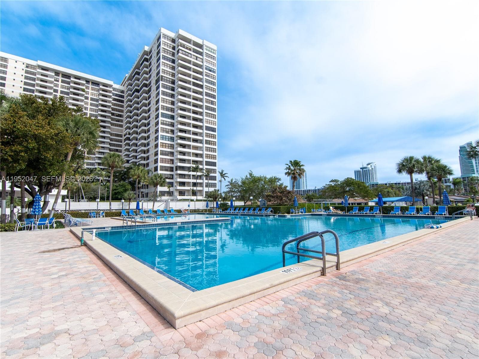 Condo at 2500 Parkview Dr, Hallandale Beach — photo 3
