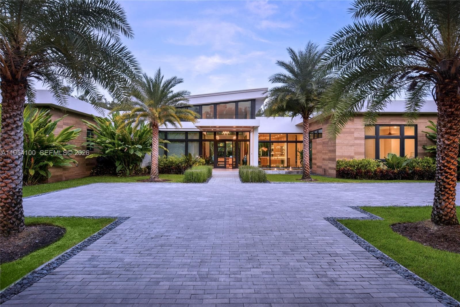 Single-family home at 11050 SW 69th Ave, Pinecrest, FL